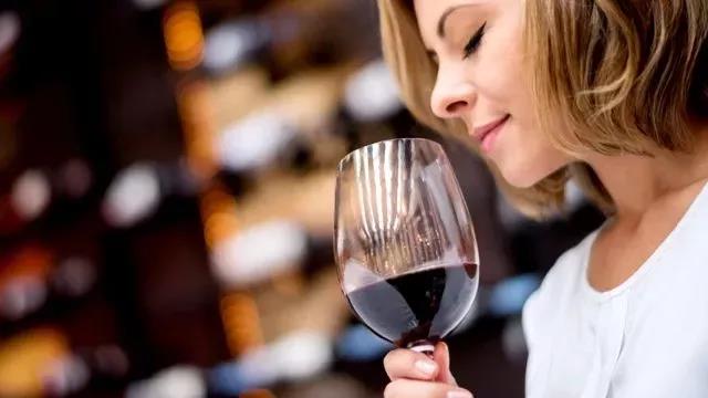 为什么喝红酒一定要用高脚杯？