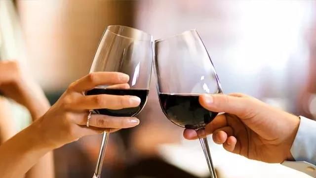 为什么喝红酒一定要用高脚杯？