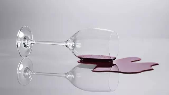 为什么喝红酒一定要用高脚杯？